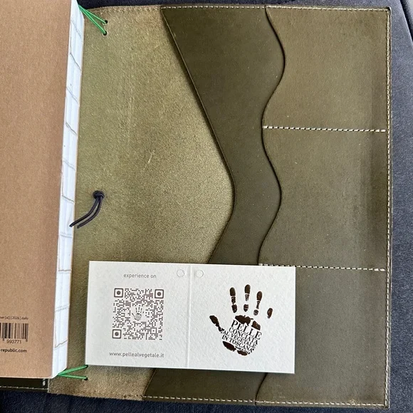 PAPER REPUBLIC Le Portfolio Olive Green A5 Size
** NEW condition - Picture 5 of 15